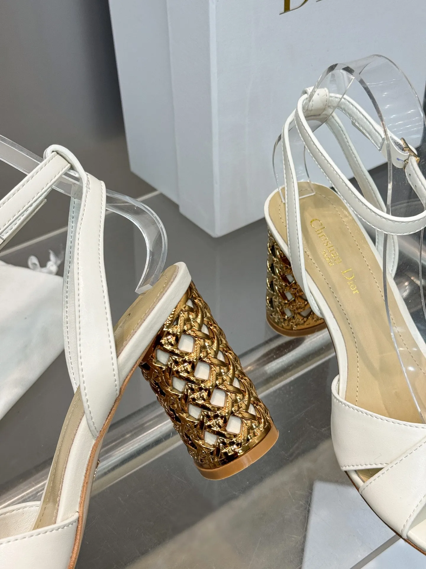 👟👟Ex-factory price 560👟👟 Dior 2024 autumn and winter new Icon series cylindrical heel ankle strap women's shoes CD star same style high-heeled round toe cross strap color matching sandals Material: imported full-grain calfskin upper + water-dyed sheepskin lining feet + Italian genuine leather outsole Heel height: 8.5CM Size: 35-42 Standard code (40.41.42. Customized, non-refundable)